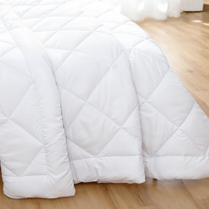 Microfiber/Bamboo Blend, Hypoallergenic & Antibacterial Quilt - Queen