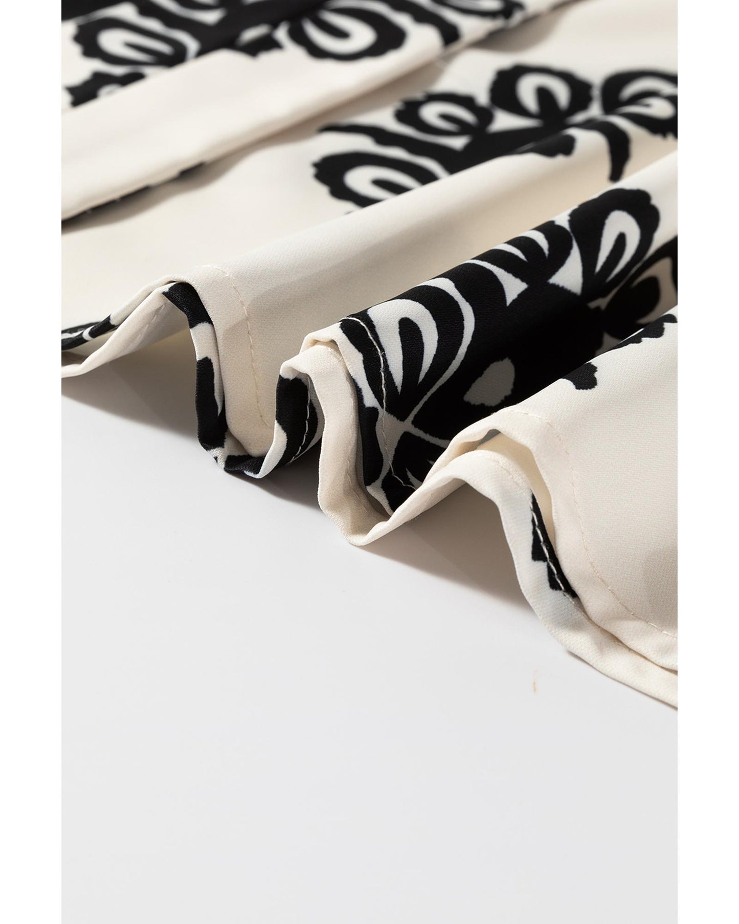 Black Geometric Print Short Sleeve V Neck Blouse - M