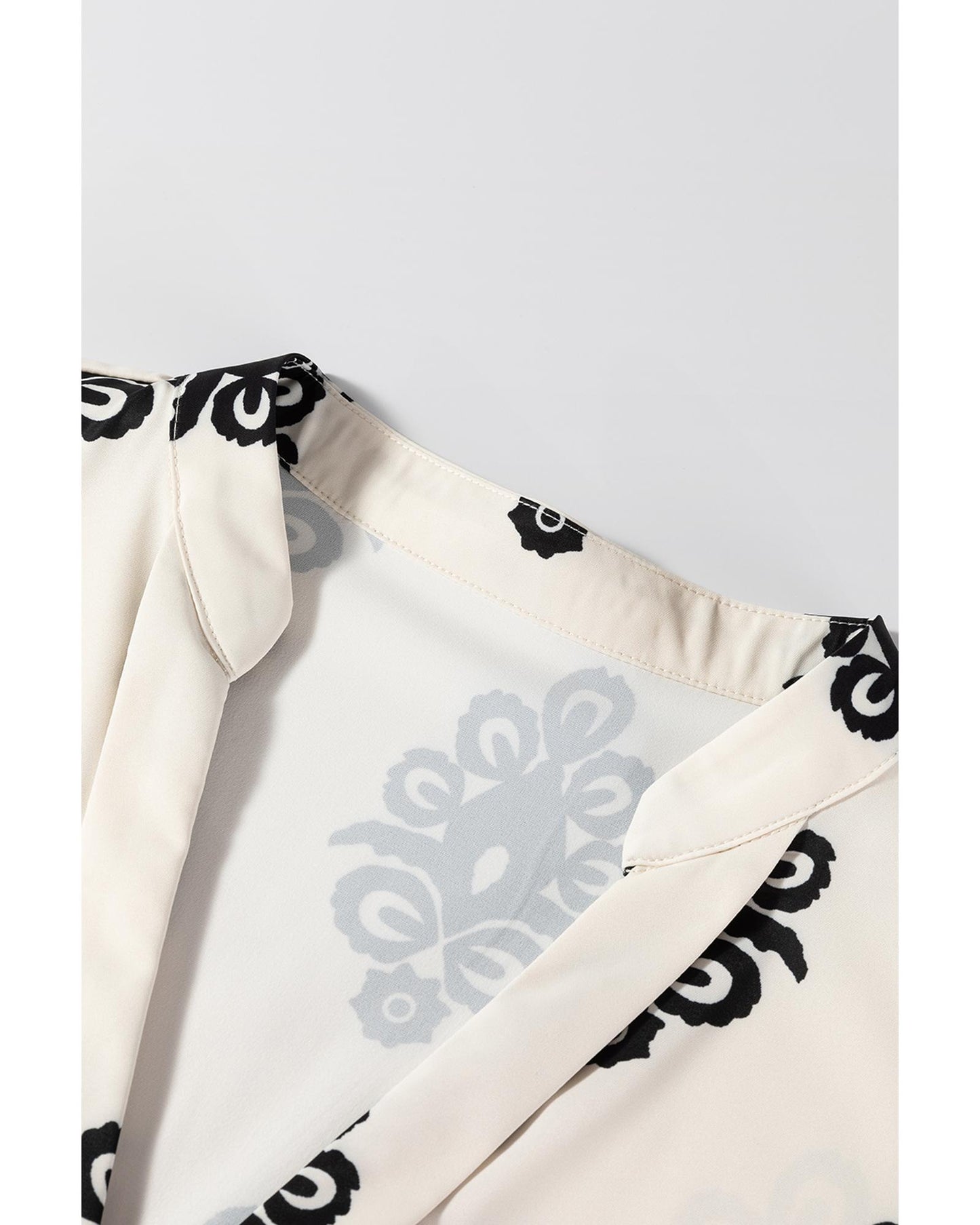 Black Geometric Print Short Sleeve V Neck Blouse - M