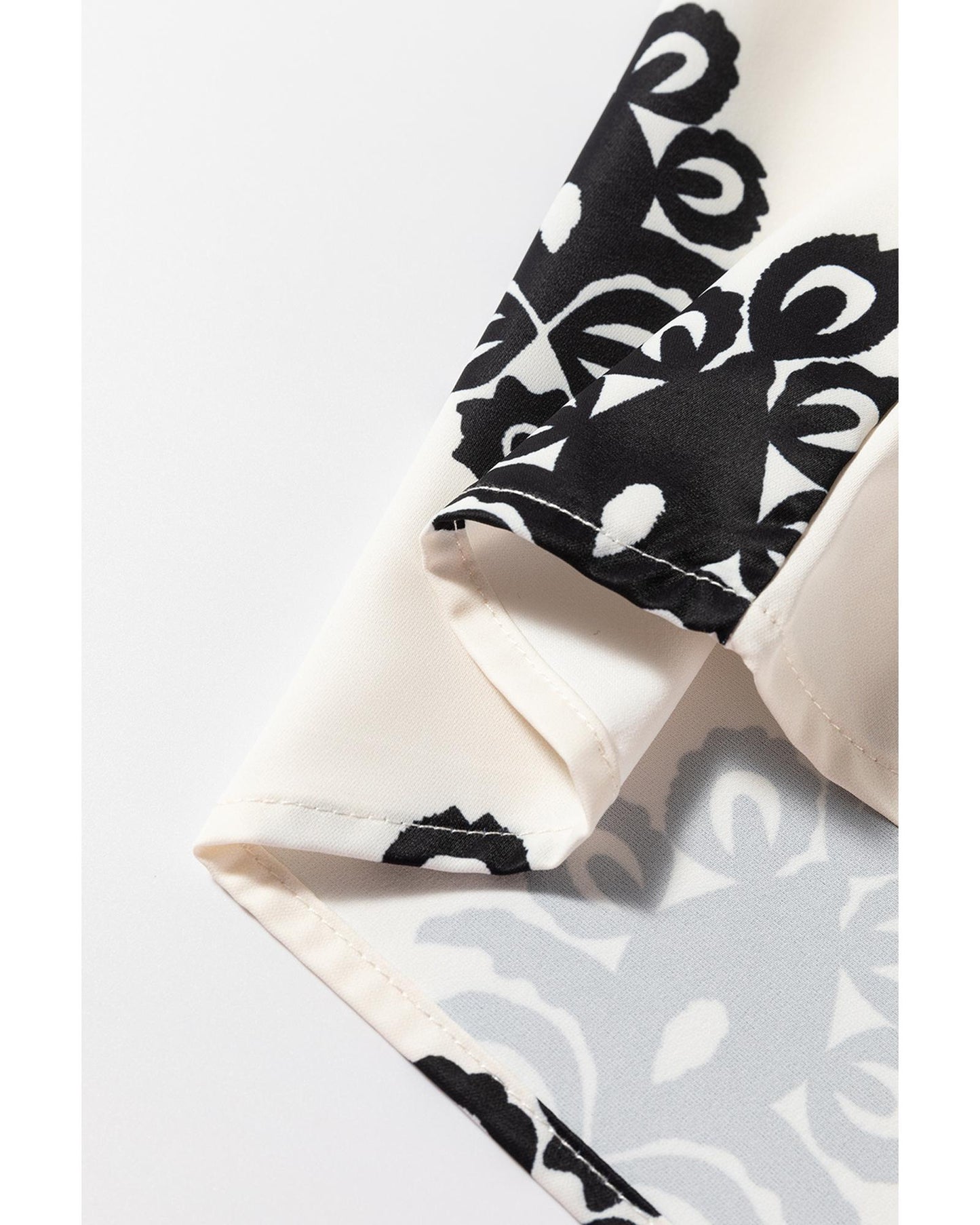 Black Geometric Print Short Sleeve V Neck Blouse - M