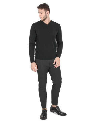 Crown of Edinburgh Cashmere Men's Refined Cashmere V-Neck Sweater in Black - M