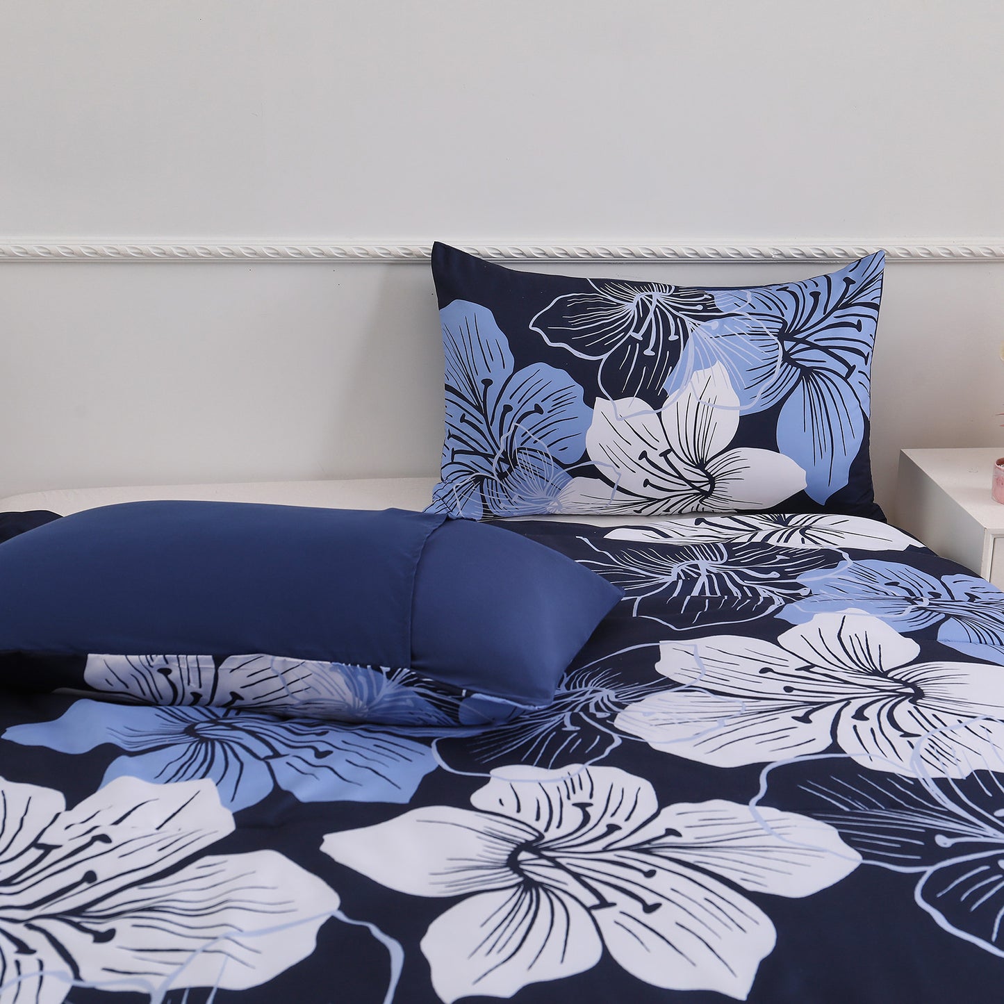 Queen/King Comforter Set, Navy Blue Floral 3-Piece Bedding, Soft Microfiber for All Seasons