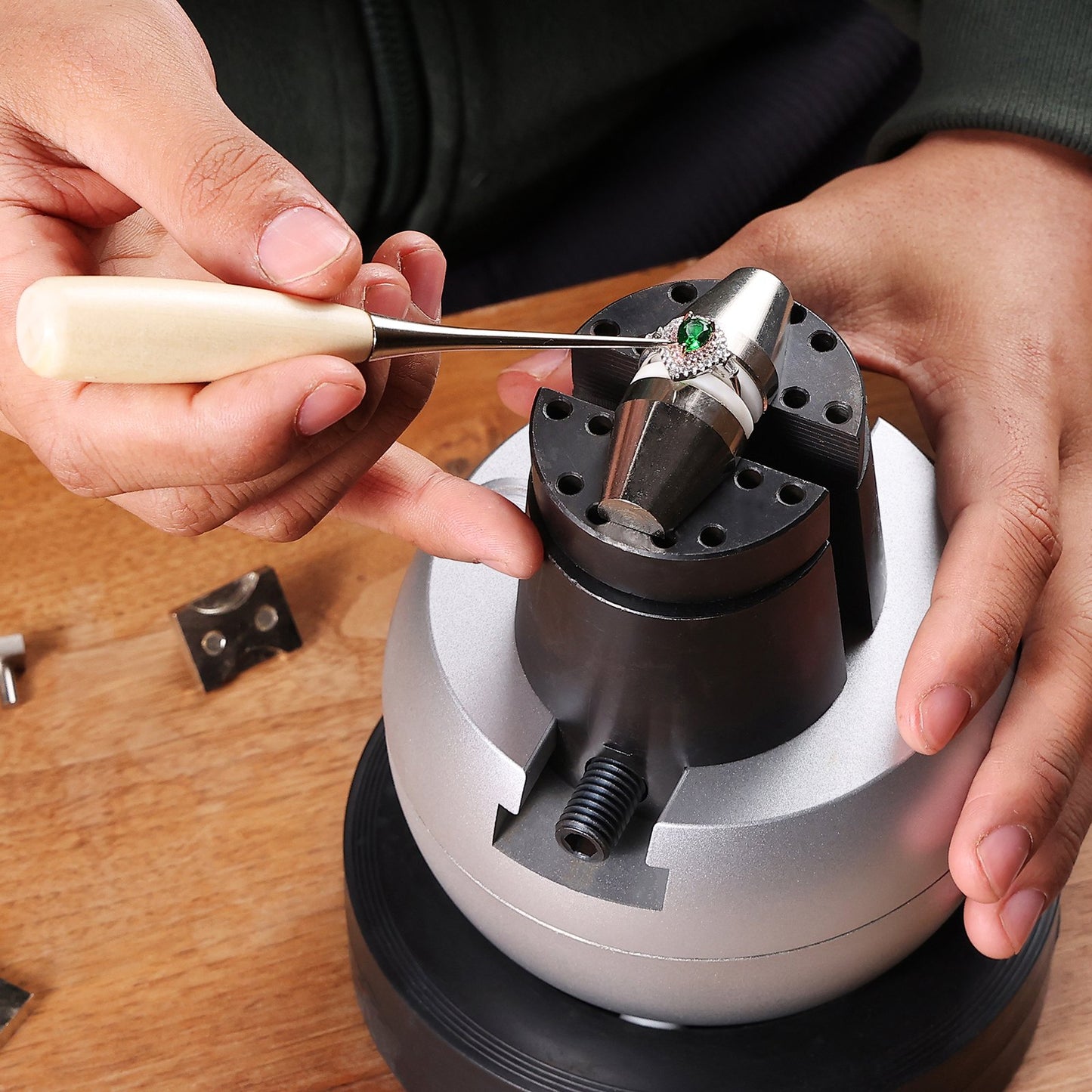 VEVOR Engraving Block 5 inch Ball Vise Setting Jewelry Ball Vise Engraving with 34PCS Attachment and Rubber Base